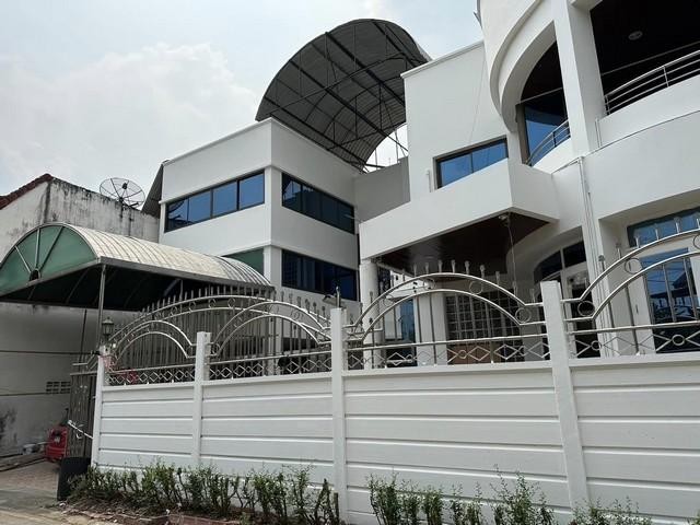 ขายและให้เช่าโฮมออฟฟิศ 3 ชั้น ซอยลาดพร้าว 83 ใกล้รถไฟฟ้าสถานีลาดพร้าว 83 รหัสประกาศ BS1343ค่าเช่า 150,000 บาทต่อเดือน ประกัน 2 เดือน ล่วงหน้า 1 เดือนราคาขาย 17.5 ล้านบาทสนใจติดต่อ คุณเอมมี่   โทร 0618959195  เบอร์นี้แอดไลน์ได้นะคะLine Add Friend  : https://line.me/ti/p/gAB4zRsgkGรหัสประกาศ BS1343เนื้อที่ 112 ตรว พื้นที่ใช้สอย 524 ตรม 5 ห้องนอน 6 ห้องน้ำ + 1 ห้องแม่บ้าน- เหมาะอยู่อาศัยหรือลงทุนเพื่อธุรกิจการค้าต่างๆ เช่น โฮม-