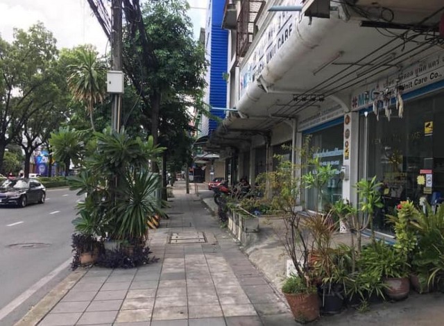 ขายอาคารพาณิชย์ 2 คูหา 4.5 ชั้น ติดถนนพัฒนาการ เหมาะค้าขายหรือทำธุรกิจ ติดสำนักงานเขตสวนหลวง ใกล้โรงเรียนเตรียมพัฒน์