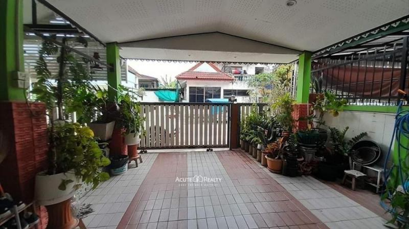 หมู่บ้านขุมทรัพย์แลนด์ ถ.ราษฎร์อุทิศ เขตมีนบุรี กรุงเทพมหานครบ้านเดี่ยว 2ชั้น4 ห้องนอน2 ห้องน้ำ1 ห้องครัว1 ห้องโถง3 ที่จอดรถ เนื้อที่ : 50 ตารางวาลักษณะเด่น : หมู่บ้าน ตั้งติดถนนราษฎร์อุทิศบรรยากาศสงบ สิ่งแวดล้อมดี เข้าไปไม่ลึกมาก การเดินทางสะดวก เดินทางบนถนนสุวินทวงศ์, ถนนราษฎร์อุทิศ ใกล้ตลาดมีนบุรี, โรงพยาบาล,สนามบินสุวรรณภูมิ, บิ๊กซี, โลตัส,มีรถตู้โดยสารวิ