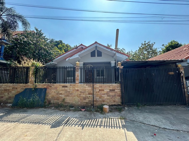 รายละเอียดเพิ่มเติมCode ID : BD 10078ขาย   2,977,200   บาท- ขนาดพื้นที่ : 72 ตร.ว.- จำนวนห้อง : 3 ห้องนอน 2 ห้องน้ำ- ที่จอดรถ :  1   พิกัดทรัพย์ : https://maps.app.goo.gl/XuoY3zyaR1oqQZec8  สถานที่ใกล้เคียง-เทสโก้โลตัส พัทยาใต้-บิ๊กซี พัทยาใต้  สอบถามเพิ่มเติม/นัดชมโทร. 097-419-5982(พลอย)โทร. 096-932-4624(ออมสิน)Line : @panaya (มี@ด้านหน้า)ปรึกษาสินเชื่อฟรี One Stop Service ดูแลตั้งแต่ต้นจนจบบริษัท ปณยาคิดดี จำกัด