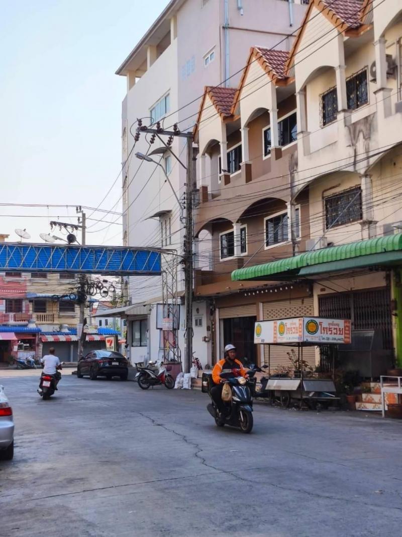 ให้เช่า อาคารพาณิชย์ 3 ชั้น ทำเลดี เหมาะค้าขาย ติดถนนน ติดกับ 7-ELEVEN ถนนเลียบคลองภาษีฯ ฝั่งเหนือ หนองแขม กทม.