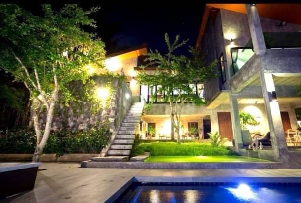 ให้เช่า 120,000 บาท/เดือน พูลวิลล่า สไตล์โมเดิร์นทรอปิคอล แม่ริม ห่างจากตัวเมือง 25 กม. ใกล้โรงเรียนนานาชาติเปรม