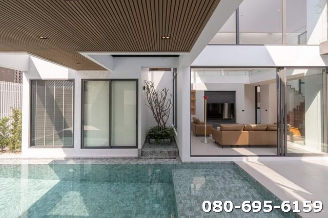 พูลวิลล่าที่เต็มไปด้วยสไตล์ และอาร์ตไอเท็มระดับ iconic design เพื่อเติมเต็มแพสชั่นแห่งการอยู่อาศัยของคุณได้อย่างลงตัว และสุด exclusive เพียง 4 หลังเท่านั้น โครงการตั้งอยู่บนถนนที่เงียบสงบ แต่ใจกลางเมืองเชียงใหม่ เพียง 5 นาทีจากนิมมานเหมินทร์ และ ห้าง MAYALife is short, but Art lives foreverบ้านที่จากภายนอกดูปิดทึบเพื่อเป็นความส่วนตัว แต่พอเดินผ่านประตูหลักไม้สักขนาดใหญ่เข้าสู่ตัวบ้าน จ