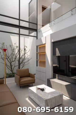 ขายพูลวิลล่าที่เต็มไปด้วยสไตล์ และอาร์ตไอเท็มระดับ ตั้งอยู่บนถนนที่เงียบสงบ ใจกลางเมืองเชียงใหม่ เพียง 5 นาทีจากนิมมานเหมินทร์ และ ห้าง MAYA