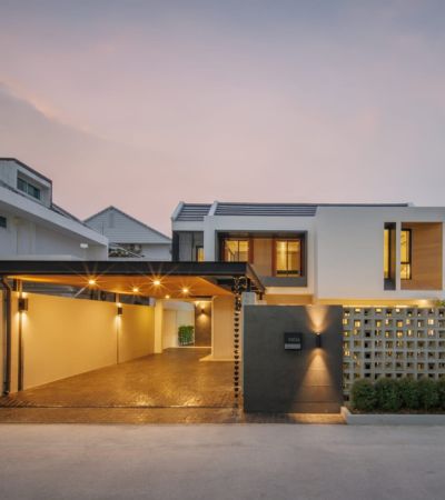 ติดต่อ หลิน 088 598 6998 Line ID: positive.agราคา 9.95 ล้านบาท*FULLY FURNISHED HOUSE AT CHIANGMAI บ้าน 2 ชั้น ของคนยุคใหม่ สไตล์โมเดิร์นมินิมอล ทันสมัยใกล้ ถ.นิมมาน, มช. 10 นาที เท่านั้น*.ขนาดพื้นที่ดิน 50ตรว. พื้นที่ใช้สอย 310 ตรม.พื้นที่จอดรถ 3 คัน พร้อมที่ชาร์ตรถยนต์ EV3 ห้องนอน 3ห้องน้ำ พร้อมห้องนั่งเล่น ที่กั้นเป็นห้องนอนได้อีกพื้นที่สีเขียว รอบตัวบ้าน พร้อมระบบสปริงเกอร์รดน้ำอัตโนมัติบ่อน้ำพุหน้าบ้านโต๊ะร