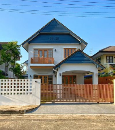 ติดต่อ หลิน 088 598 6998 Line ID: positive.agขาย 3.59 ล้านบาท.*บ้าน 2 ชั้น สไตล์ Modern muji โครงการจัดสรร แลนด์แอนด์เฮ้าส์ปาร์ค พร้อมอยู่ อ.สันทราย จ.เชียงใหม่.ที่ดิน 54 ตร.ว พื้นที่ใช้สอย 150 ตร.ม3 ห้องนอน 2 ห้องน้ำ 1ห้องนั่งเล่น 1ห้องครัว 1 ห้องทานอาหารเฟอร์นิเจอร์ ครัวบิ้วอิน และเครื่องปรับอากาศผ้าม่านและมุ้งลวดกันยุงสวนแนวญี่ปุ่น ระบบรักษาความปลอดภัย 2 ชั้น 24 ชม (รปภ)ออกแบบโดย ทีมงานสถาปนิก.ขาย 3.