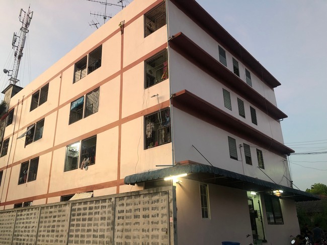 sss467 ขาย อพาร์ทเม้นท์ 4ชั้น  เคหะร่มเกล้า 31ที่อยู่: ซ.เคหะร่มเกล้า 31 แขวงคลองสองต้นนุ่น เขตลาดกระบัง กทม. 10520รายละเอียดเพิ่มเติมอพาร์ทเม้นท์ 4 ชั้น จำนวน 44 ห้อง- ห้องธรรมดา 40 ห้องกว้าง 3 m x ลึก 5.2mค่าเช่า 1,600-1,800 บาท/เดือน- ห้องใหญ่ 4 ห้อง พื้นที่ 1.5 เท่าห้องธรรมดา มีแยกส่วนห้องนอนค่าเช่า 2,200 บาท/เดือนขนาดพื้นที่ 84 ตรว.พื้นที่สร้าง 12x12x4 = 576 ตรม.30ปี หมายเหตุ Yield ประมาณ 8%/ปีถ้า renovate อาจจะได้ Yi