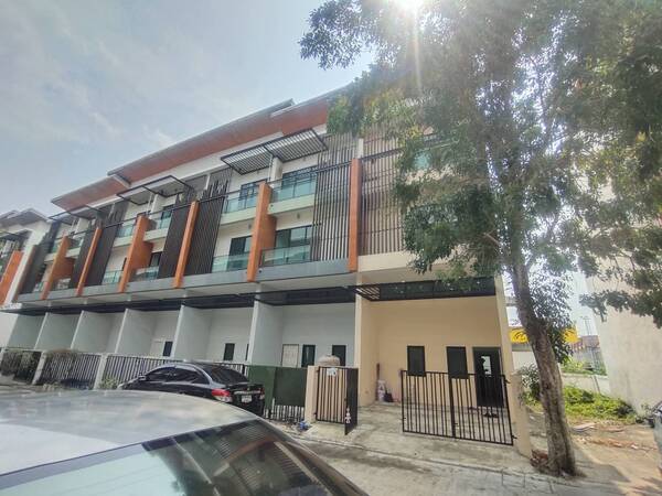 ขาย ทาวน์โฮม ที่พักอาศัย homeoffice รูปแบบอาคารทันสมัย 3.5 ชั้น 3 ห้องนอน 3 ห้องน้ำ ตกแต่งใหม่ 