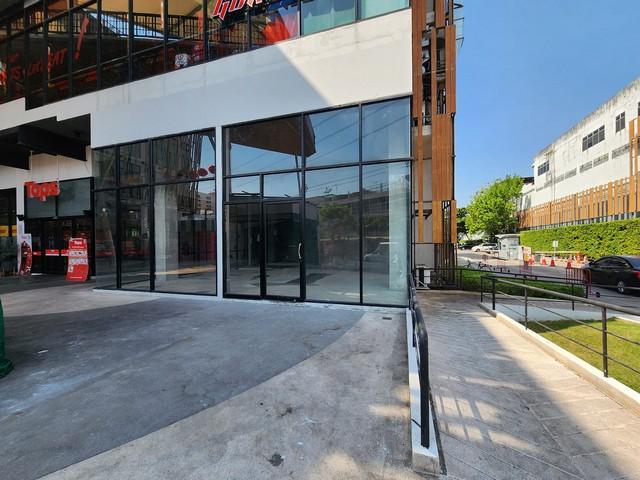 ให้เช่า พื้นที่ ชั้น1 ทำเลทอง (commercial space) ถนนจันทน์ พระราม 3-สาทรติดต่อสอบถามข้อมูลและนัดชมสถานที่ :ติดต่อ : คุณเนย์ 084-3563945https://line.me/ti/p/pj4uwCgxT9ติดต่อ : คุณตั้ม 093-2287932https://line.me/ti/p/UX1-r-vLMBพื้นที่ ชั้น1 ทำเลทอง (commercial space) ถนนจันทน์ พระราม 3-สาทรพื้นที่ใช้สอย 79 ตารางเมตรห้องน้ำใช้พื้นที่ส่วนกลางที่จอดรถ 250 คัน+ พร้อมที่ชาร์จรถยนต์ไฟฟ้าราคาเช่า : 72,000 บาท/เดือน ( ประกัน 3 เดือน ) สัญญาขั้นต่ำ 3ปีสำหรับร้า