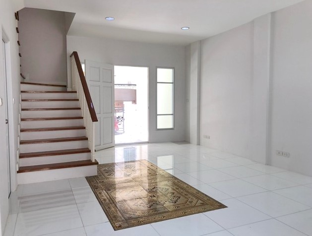 ขาย บ้านกลางกรุง แกรนด์ เวียนนา พระราม 3 รีโนเวทใหม่ทั้งหลัง 3.5 ชั้น  เนื้อที่ 24.6 ตรว.