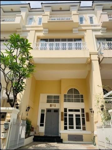 RT4 Rent เช่า ทาวน์โฮม ตกแต่งพร้อมอยู่ หมู่บ้าน ซิตี้ พลัส สุขุมวิท50 พระโขนง คลองเตย: ติดต่อ :เม 084-592-8945เอมมี่ 061-895-9195ก้อง 095-478-7456line ID : kong.plให้เช่า 50,000 บาท / เดือน ( ประกัน 2 เดือน + ล่วงหน้า 1 เดือน )RT4 *** ให้เช่า ***ทาวน์โฮม 3.5 ชั้น เพดานสูง พื้นที่ 21 ตารางวาพื้นที่ใช้สอย 250 ตารางเมตร บ้านหน้ากว้าง 5.5 เมตรจำนวน 3 ห้องนอน 4 ห้องน้ำ 1 ห้องรับแขก 1 ห้องทำงาน ห้องทานอาหารแอร์ 5 เครื่อง จอดรถได้ 3 คัน*** รับส