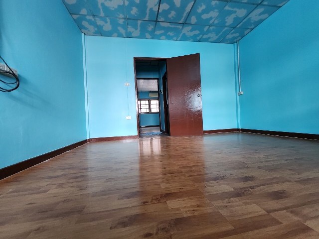 ขายด่วน บ้านทาวน์เฮ้าส์ 2 ชั้น เนื้อที่ 18 ตรว. หมู่บ้านปทุมวิลเลจ  ใกล้แหล่งอำนวยความสะดวกมากมาย เดินทางสะดวก อำเภอเมือง  จังหวัดปทุมธานี