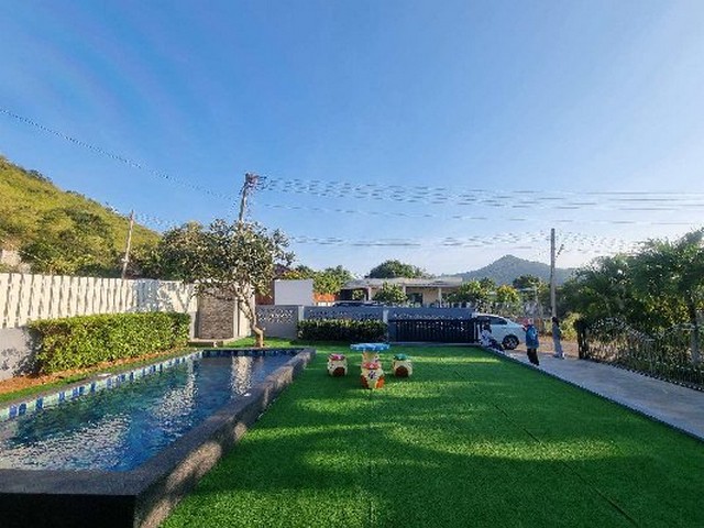 ขายพูลวิลล่า หมู่บ้านฮิลล์ บีช รีสอร์ท 107 ตารางวา เจ้าของขายเอง  ตำบลปากน้ำปราณ อำเภอปราณบุรี จังหวัดประจวบคีรีขันธ์ ที่ตั้ง :  หมู่ 4 ถนนนาห้วย-หนองบัว ตำบลปากน้ำปราณ อำเภอปราณบุรี จังหวัดประจวบคีรีขันธ์ 77120Google Map : https://goo.gl/maps/UmNoh18Tb48rVbnQ9ขนาดพื้นที่ : 107 ตารางวารายละเอียดขายพูลวิลล่า บ้านเดี่ยวชั้นเดียว บรรยากาศดี ร่มรื่น อากาศปลอดโปร่ง วิวภูเขา เป็นสวนธรรมชาติ ตกแต่งคร