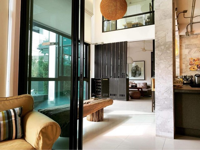 ขายอาคารสำนักงาน 3 ชั้นหลังมุม 700 ตร.ม. ย่านรัชดา เหม่งจ๋าย ซอยนานาชาติสิงคโปร์ ทำเลดี ใกล้เลียบด่วน ใกล้ทางด่วน เดินทางสะดวกได้หลายทาง