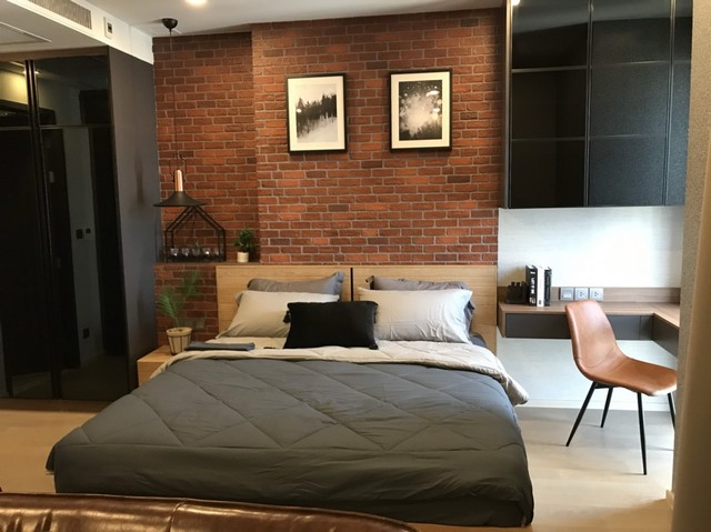 Ashton Asoke, spacious, clean, livable, 39th floor, BTS Asoke.***Service for selling/renting houses, condos and giving advice. If interested, contact at any time***Interested in additional details or pictures or making an appointment to see the room?Contact EkachaiT. 089-799-5598Line ID: @auiauiaui001 (add @ in front) (Agent Post)-------------------------------------------------- ------------Room type: 1 bedroom, 1 bathroomSize 35.5 sq m., 39th floorClean room, beautifully decorated, ready to move in.details-------------------------------------------------- ------------Rental price: 32,000 baht per month-------------------------------------------------- ------------*Facilities worth using- Social Club- Sauna room- library- Fitness- Sky Lounge-------------------------------------------------- ------------*Nearby important places (Based on information from Google Map)- BTS Asoke- EMQUATIER/ EMPORIUM/ EMSPHERE- Interchange Tower- The Westin Grande Sukhumvit Bangkok Hotel- Bumrungrad Hospi