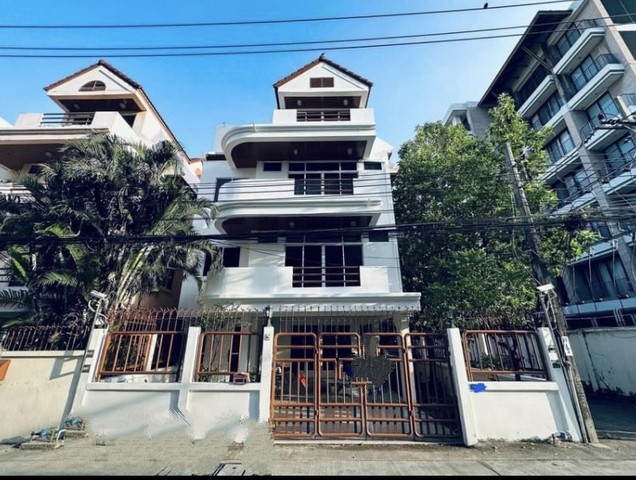 ให้เช่าบ้านสุขุมวิท31 ใกล้ห้างเอ็มโพเรียม เทอร์มินอลอโศก เอ็มสเฟียร์ ใกล้สถานีรถไฟฟ้า-พร้อมพงษ์ บ้านพร้อมพักอาศัย และสิ่งอำนวยความสะดวกครบในย่านสุขุมวิทติดต่อ  อรัชพร  081-4-888-799ค่าเช่า  120,000บาท/เดือนประกัน  2เดือนล่วงหน้า 1เดือนสัญญา  1ปีรายละเอียดบ้าน 4ชั้น เนื้อที่ใช้สอย 35-400ตารางเมตร-5 ห้องนอน-5 ห้องน้ำ-3 ที่จอดรถ-1 ห้องแม่บ้าน-สวนหย่อมด้านข้าง-กล้อง cctvที่ตั้ง  ซอยสุ