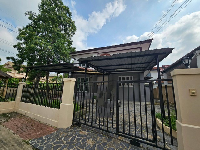   รายละเอียดเพิ่มเติม Code ID : AL 0164 ขาย   4,180,000   บาท- ขนาดพื้นที่ : 81 ตร.ว.- จำนวนห้อง : 3 ห้องนอน 3 ห้องน้ำ- ที่จอดรถ : 1     พิกัดทรัพย์ :   https://maps.app.goo.gl/ePUsKcc8HGJao57q8 สถานที่ใกล้เคียง  -มหาวิทยาลัยหัวเฉียวเฉลิมพระเกียรติ  -โรงพยาบาลเซ็นทรัล ปาร์ค  -บิ๊กซี บางพลี สอบถามเพิ่มเติม/นัดชมโทร. 097-419-5982(พลอย)โทร. 096-932-4624(ออมสิน)Line : @panaya (มี@ด้านหน้า)ปรึกษาสินเชื่อฟรี One Stop Service ดูแลตั้งแต่ต้นจนจบบริษัท ปณยาคิดดี จำกัด