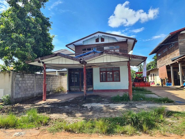  รายละเอียดเพิ่มเติม Code ID :  PAP1-0242 ขาย  561,000  บาท- ขนาดพื้นที่ :  68 ตรว.- พื้นที่ใช้สอย :  231 ตรม.- จำนวนห้อง :  3 ห้องนอน 2 ห้องน้ำ- ที่จอดรถ :  2 คัน     - บ้านหันไปทางทิศ :  ใต้ พิกัดทรัพย์ : https://maps.app.goo.gl/K5BMLYZ684sxACZS6    สถานที่ใกล้เคียง  -  โรงเรียนบ้านนาเลิง -  โรงเรียนบ้านโนนขมิ้น -  วัดสามัคคีธรรม -  วัดโนนคูณสอบถามเพิ่มเติม/นัดชมโทร. 097-419-5982(พลอย)โทร. 096-932-4624(ออมสิน)Line : @panaya (มี@ด้านหน้า)ปรึกษาสินเชื่อฟรี One Stop Service ดู