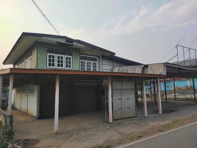   รายละเอียดเพิ่มเติม Code ID :  PAP7-0319 ขาย 532,000 บาท- ขนาดพื้นที่ :  142 ตรว.- พื้นที่ใช้สอย :  472.5 ตรม.  - จำนวนห้อง :   3 ห้องนอน 2 ห้องน้ำ- ที่จอดรถ :   2 คัน     - บ้านหันไปทางทิศ : ตะวันตกเฉียงเหนือ พิกัดทรัพย์ :  https://maps.app.goo.gl/aSZpuK5z6sbv86iZ8  สถานที่ใกล้เคียง  -  วัดทรงธรรมเจริญ -  โรงเรียนโคกม่วงทองวิทยา -  โรงพยาบาลศรีบุญเรือง -  โรงเรียนศรีบุญเรืองวิทยาคารสอบถามเพิ่มเติม/นัดชมโทร. 097-419-5982(พลอย)โทร. 096-932-4624(ออมสิน)Line 