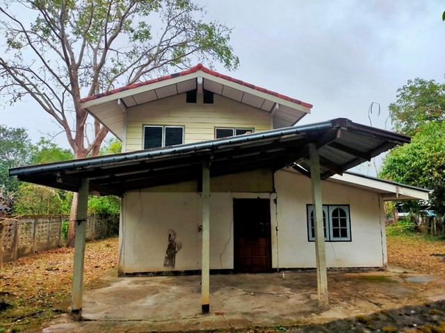 รายละเอียดเพิ่มเติม Code ID :  PAP6-0419 ขาย  1,160,000  บาท- ขนาดพื้นที่ :  311.2 ตรว.- พื้นที่ใช้สอย :  136 ตรม.- จำนวนห้อง :  3 ห้องนอน 2 ห้องน้ำ- ที่จอดรถ :   2 คัน    - บ้านหันไปทางทิศ : ตะวันตกเฉียงเหนือ พิกัดทรัพย์ : https://maps.app.goo.gl/KuNFMePeBnws2UV79    สถานที่ใกล้เคียง  -  ท่าอากาศยานนครพนม -  โรงพยาบาลนครพนม -  วัดพระธาตุอินทร์ปลง -  มหาวิทยาลัยนครพนมสอบถามเพิ่มเติม/นัดชมโทร. 097-419-5982(พลอย)โทร. 096-932-4624(ออมสิน)Line : @panaya (มี@ด้านหน้า)ปรึ