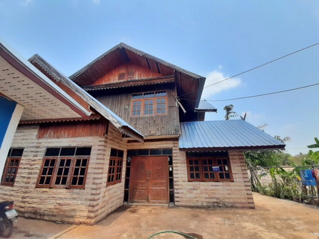    รายละเอียดเพิ่มเติม Code ID : PAP6-0176 ขาย 640,000 บาท- ขนาดพื้นที่ :  65 ตรว.- พื้นที่ใช้สอย : 129.75 ตรม.  - จำนวนห้อง :  3 ห้องนอน 2 ห้องน้ำ- ที่จอดรถ :   2 คัน   - บ้านหันไปทางทิศ : ตะวันตก พิกัดทรัพย์ :  https://maps.app.goo.gl/KVD8cxerdPpxYaBj6  สถานที่ใกล้เคียง  -  โรงพยาบาลโพนสวรรค์ -  วัดศรีทอง -  โรงเรียนโพนสวรรค์ราษฎร์พัฒนา -  โรงเรียนบ้านโพนสวรรค์สอบถามเพิ่มเติม/นัดชมโทร. 097-419-5982(พลอย)โทร. 096-932-4624(ออมสิน)Line : @panaya (มี@ด้านหน้า)ปรึกษา