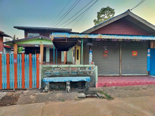   รายละเอียดเพิ่มเติม Code ID :  PAP5-0243 ขาย  853,000  บาท- ขนาดพื้นที่ :  378.5 ตรม.- พื้นที่ใช้สอย :  114 ตรว. - จำนวนห้อง :   3 ห้องนอน 2 ห้องน้ำ- ที่จอดรถ :   2 คัน   - บ้านหันไปทางทิศ : เหนือ  พิกัดทรัพย์ :   https://maps.app.goo.gl/d6iQonAP7kVyK4hx5  สถานที่ใกล้เคียง  -  โรงพยาบาลนาหว้า -  โรงเรียนบ้านนาหว้า -  วัดธาตุประสิทธิ์ นครพนม -  โรงเรียนนาหว้าพิทยาคมสอบถามเพิ่มเติม/นัดชมโทร. 097-419-5982(พลอย)โทร. 096-932-4624(ออมสิน)Line : @panaya (มี@ด้านหน้า)ปรึกษา