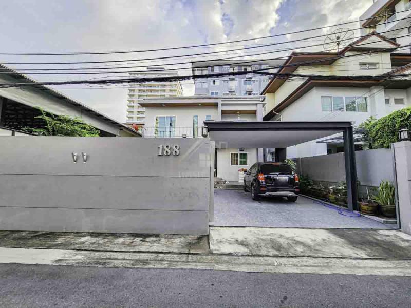 BHL512บ้านเดี่ยว 2 ชั้น ซอยประชาราษฎ์บำเพ็ญ 12 ใกล้ MRT ห้วยขวาง ที่ตั้ง: แขวงห้วยขวาง เขตห้วยขวาง กรุงเทพมหานคร 10310รายละเอียด- เนื้อที่ 80 ตร.ว. พื้นที่ใช้สอย 199 ตรม.- 4 ห้องนอน 4 ห้องน้ำ- 1 ห้องเสื้อผ้า- 2 ที่จอดรถ- บิ้วอินภายใน และพื้นชั้นล่างเป็นไม้สัก จุดเด่น : รอบบริเวณบ้านเงียบสงบ ใกล้ถนนห้วยขวาง และแยกห้วยขวาง เดินทางสะดวกมีร้านค้าและ ร้านอาหารมากมายสถานที่ใกล้เคียง- ร