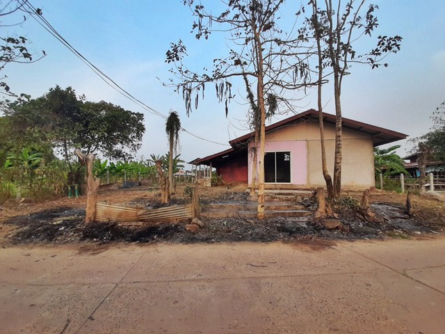  รายละเอียดเพิ่มเติม Code ID :  PAP6-0457  ขาย  530,000 บาท- ขนาดพื้นที่ :  113.8 ตรว.- พื้นที่ใช้สอย :  150 ตรม. - จำนวนห้อง :   2 ห้องนอน 2 ห้องน้ำ- ที่จอดรถ :  2 คัน    - บ้านหันไปทางทิศ : ตะวันตก พิกัดทรัพย์ :   https://maps.app.goo.gl/LvHaaXGx8zDG88C78   สถานที่ใกล้เคียง  -  โรงพยาบาลส่งเสริมสุขภาพตำบลท่าค้อ -  โรงเรียนบ้านนาหลวง -  วัดโพธิ์ไทร -  วัดบ้านนาหลวงสอบถามเพิ่มเติม/นัดชมโทร. 097-419-5982(พลอย)โทร. 096-932-4624(ออมสิน)Line : @panaya (มี@ด้านหน้า)ปรึกษ�