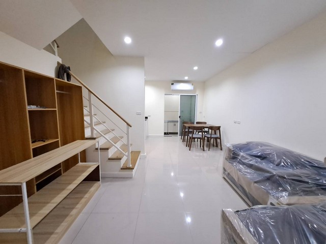 HR 228ให้เช่า บ้าน พัฒนาการ 38 พื้นที่ใช้สอย  105  ตรม.ราคา  20,000  บาท/เดือน สนใจติดต่อ  คุณเจี๊ยบ  Tel. 093  678 5948   Tel. 094  448  5038  id  : jeab_chick2  ชั้น3 ห้องนอน2 ห้องน้ำ1 ห้องครัว แอร์1 เครื่องทำน้ำอุ่น2 ที่จอดรถ เฟอร์นิเจอร์  เตียง  ตู้เสื้อผ้า โซฟา โต๊ะรับประทานอาหาร  ที่ดูดควันปั๊มน้ำ แท้งค์น้ำ การเดินทางเข้าซอยพัฒนาการ 20, 30, 32, 38, 44  เข้าซอยศรีนครินทร์ 24เข้าซอยอ่อนนุช 17 หรือ 39จากถนนสุขุมวิท หรือ รามคำแห