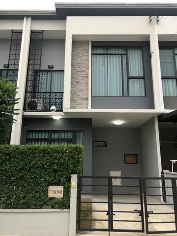 ให้เช่าทาวน์โฮม 2 ชั้น หมู่บ้าน Pleno สุขสวัสดิ์-ประชาอุทิศ 60 เนื้อที่ 18 ตรว. พื้นที่ใช้สอย 94.96 ตรม. มี 3 ห้องนอน 2 ห้องน้ำ 1 ที่จอดรถ สามารถจอดรถหน้าบ้านได้อีก 1 คัน รวมเป็น 2 คัน บ้านอยู่ข้างสวนสาธารณะ การเดินทางสะดวกเชื่อมต่อหลายเส้นทาง อาทิเช่น ถ.สุขสวัสดิ์, ถ.พระราม 2, ถ.พุทธบูชา, ถ.กาญจนาภิเษก, ถนนวงแหวนอุตสาหกรรมสิ่งอำนวยความสะดวกภายในโครงการ1. ฟิตเนส2. สระว่ายน้ำ3. คลั