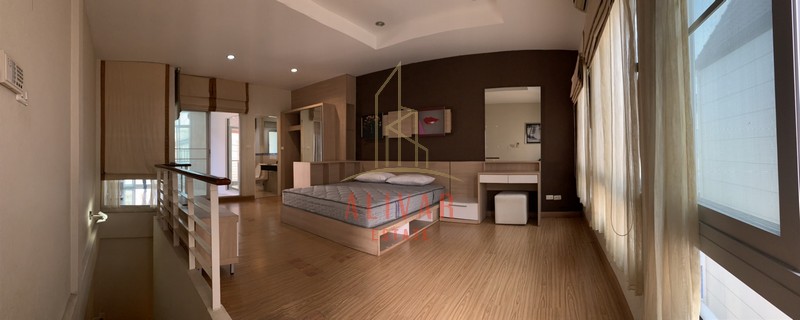 RH900 ให้เช่าทาว์นเฮ้า 3ชั้น 3 ห้องนอน บ้านกลางเมือง The royal Monaco  ศรีนครินทร์-พัฒนาการค่าเช่า 25,000บาท/เดือน (รวมค่าส่วนกลาง)-สัญญาขั้นต่ำ 1 ปี-ประกัน 2 เดือน ล่วงหน้า 1 เดือนรายละเอียด :- ที่ดิน 25 ตารางวา- พื้นที่ใช้สอย 170 ตารางเมตร- 3 ห้องนอน 3ห้องน้ำ 3ชั้น - เฟอร์นิเจอร์ตามรูปภาพ- จอดรถได้ 2 คันLocation ซอย หมู่บ้านบ้านกลางเมือง ศรีนครินทร์-พัฒนาการ แขวงสวนหลวง เขตสวนหลวง กรุงเทพมหานคร 1025