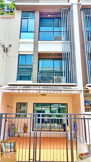 เฟอร์พร้อมอยู่ 20ตรว. นวมินทร์ 38-44 MRT สัมมากร ให้เช่าทาวน์เฮาส์ 3 ชั้น 220ตรม. 2 3นอน 3น้ำ 2จอดรถ 4แอร์  มาร์เก็ตเพลส บ้านกลางเมือง