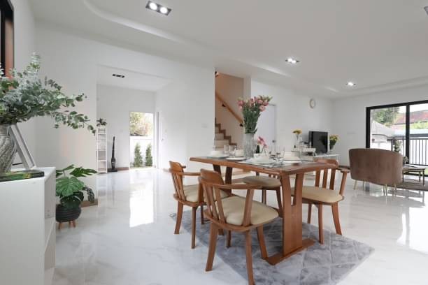 ราคาเริ่มต้นที่ 3.29 ล้าน (บ้านเปล่า) บ้านเดี่ยวหลังใหญ่ สไตล์คอนเทมโพรารี่ บนสุดยอดทำเลย่าน ดอยสะเก็ด มีทั้งหมด 7 หลัง 2 แบบ