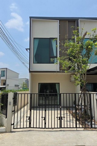 RA4 Rent เช่า ทาวน์เฮ้าส์ หลังมุม หมู่บ้าน Altitude kraf บางนา กม 5 ใกล้ เมกาบางนา: ติดต่อ :เม 084-592-8945เอมมี่ 061-895-9195ก้อง 095-478-7456line ID : kong.plให้เช่า 24,000 บาท / เดือน ( ประกัน 2 เดือน + ล่วงหน้า 1 เดือน)RA4 *** ให้เช่า ***ทาวน์เฮ้าส์ 2 ชั้น หลังมุม พื้นที่ 19.7 ตรว จำนวน 2 ห้องนอน 2 ห้องน้ำ จอดรถได้ 1 คันแอร์ 3 เครื่อง เครื่องซักผ้า ตู้เย็น เครื่องทำน้ำอุ่น เตียงนอน + ที่นอน ตู้เสื้อ ผ้าโซฟา โต๊ะกินข้าว + เก้าอี้ส่วนกลาง