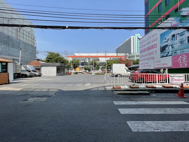 ให้เช่าโชว์รูม ริมถนนรัชดาภิเษก รับน้ำหนักได้ 6ตัน ต่อตารางเมตร พร้อมลานจอดรถ 30คันเหมาะทำโชว์รูมรถและศูนย์ซ่อม