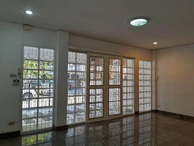 ให้เช่าทาวน์โฮม 3 ชั้น วิวสวน รัตนาธิเบศร์ 17 นนทบุรี ใกล้ MRT สายสีม่วง สถานีบางกระสอ แค่ 200 เมตร จดบริษัทได้ เลี้ยงสัตว์เล็กได้