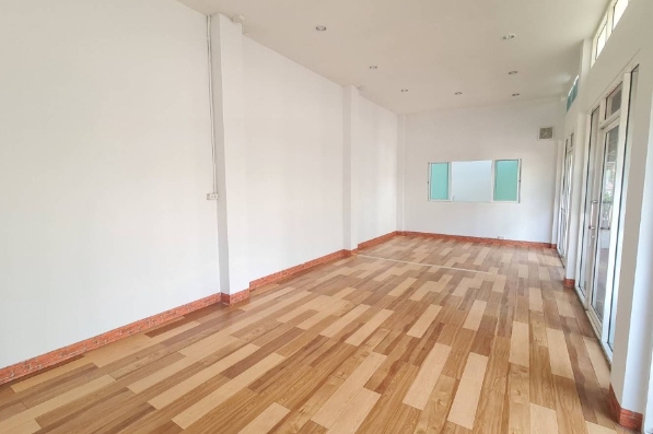 ให้เช่าพื้นที่ 48 ตรม โครงการพรีเมียร์ เพลส ติดถนนศรีนครินทร์