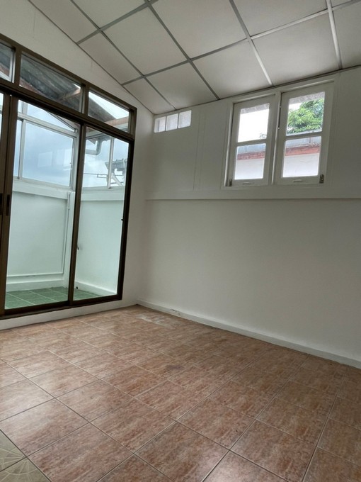 ให้เช่าทาวน์โฮม 3 ชั้นหลังมุม 5 ห้องนอน หมู่บ้านศรีวรา ย่านทาวน์อินทาวน์ ใกล้เลียบด่วนเอกมัย-รามอินทรา