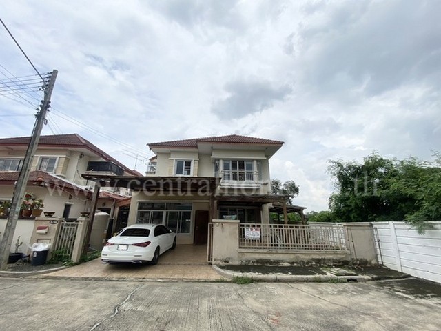 รหัสทรัพย์  4344บ้านเดี่ยว สินธานี แกรนด์วิลล์ รังสิต คลอง 5 หลังริมที่ตั้ง ตำบล รังสิต อำเภอ ธัญบุรี ปทุมธานี 12110รายละเอียดทรัพย์- บ้านเดี่ยว 2 ชั้น, ขนาดที่ดิน 54.3 ตารางวา, พื้นที่ใช้สอย 220 ตารางเมตร- 3 ห้องนอน 3 ห้องน้ำ- ต่อเติมข้างบ้าน สำหรับครัวไทย  และห้องเอนกประสงค์ สามารใช้เป็นห้องแม่บ้านได้- จอดรถได้ 2 คัน- ต่อเติมหลังคาโรงจอดรถเป็นไม้สักแท้- แอร์ 2 เครื่อง , ตู้เสื