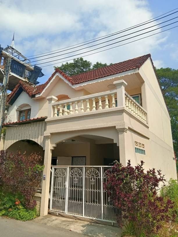 โซนแม่ริม ขายเพียง 1.35 ล.เท่านั้น ทาวน์เฮ้าส์ 2 ชั้น ดอนแก้ว แม่ริม เข้ามาจากถนนใหญ่ ถ.ชม-ฝาง 250 เมตร ใกล้โรงพยาบาลนครพิงค์ 