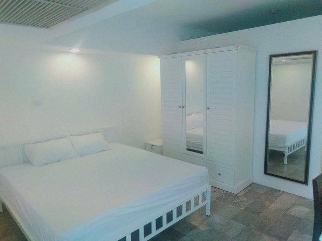 CO 090ให้เช่า เมอร์ลิน ทาวเวอร์  Merlin Condo Tower 1  ใกล้สถานีรถไฟฟ้าสาทรสนใจติดต่อ  คุณเจี๊ยบ  Tel. 093  678 5948   Tel. 094  448  5038  id  : jeab_chickขนาดพื้นที่  40  ตรม.ชั้น 15ราคา  7,500  บาท/เดือน1  ห้องนอน1 ห้องน้ำ1  ที่จอดรถสิ่งอำนวยความสะดวกภายในโครงการฟิตเนส สวนนั่งเล่นใก้ลร้านอาหารร้าน 7-11เข้าออกได้หลายทางถนนนราธิวาสราชนครินทร์ ถนนจันทน์ทางลัดรพ.เซนต์หลุยส์การลัดถนนเจริญกรุงที่ตั้ง   ซอยนราธิวาสราชนคริน