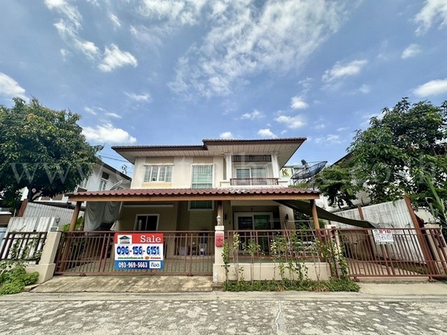 รหัสทรัพย์  5004บ้านเดี่ยว พฤกษาวิลเลจ 11 ถูกที่สุดในย่านนี้ที่ตั้ง : ถนนราชพฤกษ์ ตำบลท่าอิฐ อำเภอปากเกร็ด จังหวัดนนทบุรี 11120รายละเอียดทรัพย์- บ้านเดี่ยว 2 ชั้น, ขนาดพื้นที่ 50.1 ตร.ว, พื้นที่ใช้สอย 180 ตร.ม- 4 ห้องนอน, 2 ห้องน้ำ, 1 ห้องนั่งเล่น, 1 ห้องครัว, 2 ที่จอดรถ สิ่งอำนวยความสะดวก- เจ้าหน้าที่รักษาความปลอดภัย 24 ชั่วโมง, รปภ.- ร้านสะดวกซื้อหน้าหมู่บ้าน 7-11จุดเด่นและทำเลใกล้เค