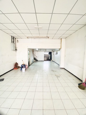 ให้เช่า อาคาร ร่มเกล้า ใกล้สุวรรณภูมิ  ราคา 20,000  Tel. 0936785948 