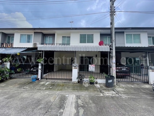 รหัสทรัพย์ 4405   (มีผู้เช่าแล้ว)บ้านพฤกษา 96/1 รังสิต คลองหลวง หน้าโครงการที่ตั้ง  ถ.คลองหลวง ตำบลคลองสอง อำเภอคลองหลวง จังหวัดปทุมธานี 12120รายละเอียดทรัพย์- ทาวน์เฮ้าส์ 2 ชั้น, ขนาดพื้นที่ 17 ตารางวา, พื้นที่ใช้สอย 96 ตารางเมตร, หน้ากว้าง 5.7 เมตร- 3 ห้องนอน, 2 ห้องน้ำ, 1 ห้องรับแขก, 1 ห้องครัว, 1 ที่จอดรถ- พื้นชั้นล่างแกรนิตโต้, พื้นชั้นบนลามิเนต- ผ้าม่าน, มุ้งลวด, เหล็กดัด, แท้งก์น้