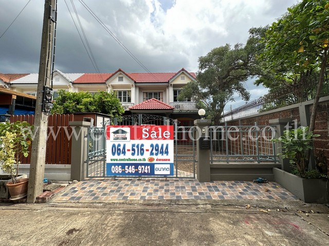 รหัสทรัพย์ 4613ทาวน์เฮ้าส์ บุศรินทร์ บางบัวทอง รีโนเวททั้งหลัง หลังริม ราคาถูกที่ตั้ง บ้านกล้วย-ไทรน้อย ตำบลบางบัวทอง อำเภอบางบัวทอง จังหวัดนนทบุรี 11110รายละเอียดทรัพย์- ทาวน์เฮ้าส์ 2 ชั้น, ขนาดพื้นที่ 48 ตารางวา, พื้นที่ใช้สอย 120 ตารางเมตร หลังริม- 2 ห้องนอน, 2 ห้องน้ำ, 1 ห้องรับแขก, 1 ห้องครัว , 1 ห้องเอนกประสงค์- 2 ที่จอดรถภายในบ้าน, 2 ที่จอดรถหน้าบ้าน- หันหน้าทางทิศเหนือส