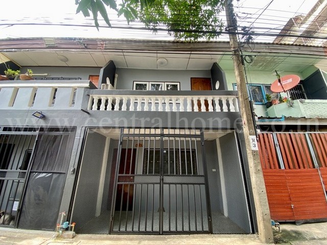 รหัสทรัพย์  4671ทาวน์เฮ้าส์ ประชาชื่นนนทบุรี 1 ทำเลดี พร้อมอยู่ที่ตั้ง : ซอยประชาชื่นนนทบุรี 1 ตำบลบางเขน อำเภอเมืองนนทบุรี จังหวัดนนทบุรี 11000รายละเอียดทรัพย์- ทาวน์เฮ้าส์ 2 ชั้น- ขนาดที่ดิน 11 ตร.ว มีพื้นที่ด้านหลังเพิ่ม 7 ตร.ว พื้นที่ใช้สอย 120 ตร.ม- 2 ห้องนอน, 2 ห้องน้ำ, 1 ห้องนั้งเล่น, 1 ห้องครัว สถานที่และทำเลใกล้เคียง- เดอะมอลล์ ไลฟ์ สโตร์ งามวงศ์วาน- พันทิพย์งามวงศ์วาน- แ