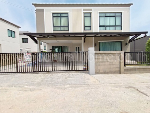 รหัสทรัพย์ : 4396บ้านเดี่ยว คาซ่าวิลล์ วงแหวน-จตุโชติ หลังริมที่ตั้ง ซ.วงศกร1 แขวงสามวาตะวันตก เขตคลองสามวา กรุงเทพฯ 10220รายละเอียดทรัพย์สิน- บ้านเดี่ยว 2 ชั้น- พื้นที่ 50.3 ตารางวา 152 ตารางเมตร- 3 ห้องนอน 3 ห้องน้ำ- 1 ห้องรับแขก 1 ห้องครัว- 3 จอดรถสิ่งอำนวยความสะดวก  - สระว่ายน้ำระบบเกลือ- Fitness Panorama View- สวนสาธารณะของโครงการ ขนาดใหญ่พร้อม Jogging Track- เจ้าหน้าที่รักษาความปลอดภัยตลอด 24 ชั่ว