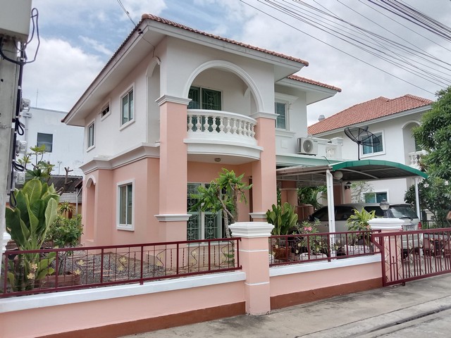 HRE350 ให้เช่าบ้านเดี่ยว 2 ชั้น ซอย ลาดกระบัง 54 บางนา-ตราดกม.18 ใกล้สนามบินสุวรรณภูมิค่าเช่าเดือนละ 20,000ให้เช่าบ้านเดี่ยว 2 ชั้น ซอย ลาดกระบัง 54 -ศรีวารีน้อยขนาด 56 ตรว มี 3 นอน 2 น้ำ แอร์ 4 เครื่อง จอด 2 คัน มีเนื้อที่กว้างขวาง โปร่งโล่งสบายการเดินทางสะดวกสบายใกล้รถไฟฟ้า Airport Linkสถานที่อำนวยความสะดวกใกล้เคียง : ท่าอากาศยานสุวรรณภูมิ (BKK), มหาวิทยาลัยกรุงเทพสุวรรณภูมิ, วิทยาลัยช