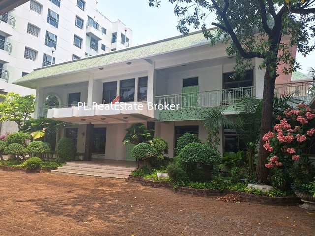 HR1581ให้เช่าบ้านเดี่ยว เนื้อที่ประมาณ 1 ไร่ ซอยทองหล่อ 5 เหมาะทำเป็นสถานทูต บ้านพัก ร้านอาหาร Luxuryสปาค่าเช่า 400,000 บาทต่อเดือนติดต่อ : คุณพร 0938091444 (เบอร์นี้แอดไลน์ได้คะ),โทร 0939833259ID Line : henghengpaulaรหัสประกาศ HR1581ให้เช่าบ้านเดี่ยว เนื้อที่ประมาณ 1 ไร่ ซอยทองหล่อ 5 เหมาะทำเป็นสถานทูต บ้านพัก ร้านอาหาร Luxuryสปามีสระว่ายน้ำส่วนตัว มีดาดฟ้ากว้าง สวย เหมาะจัดงานเลี้ยงสังสรรค์ภายในมีบ้าน 1 