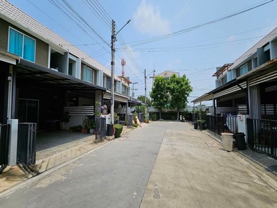 ทำเลดี !! ขายทาวน์โฮม โครงการ เดอะ คัลเลอร์ส ดอนเมือง-สรงประภา 22.8 ตร.ว ใกล้มหาลัยรังสิต, ใกล้รถไฟฟ้าสถานีหลักหก ! ใกล้สนามบินดอนเมือง!